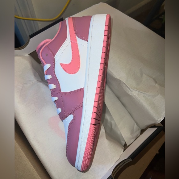 Air Jordan 1 Low (GS) 6Y - Picture 9 of 9
